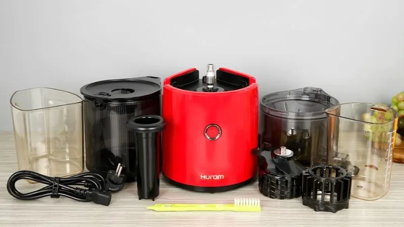 Tháo lắp các chi tiết máy ép chậm Hurom H300E-RBE giúp người dùng dễ dàng vệ sinh và sử dụng