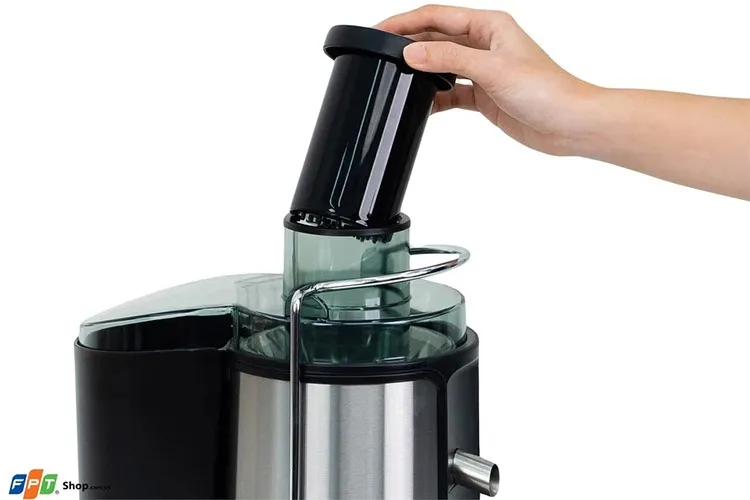 Sử Dụng Thanh Đẩy Đưa Từ Từ Nguyên Liệu Vào Máy Ép Chậm Hafele