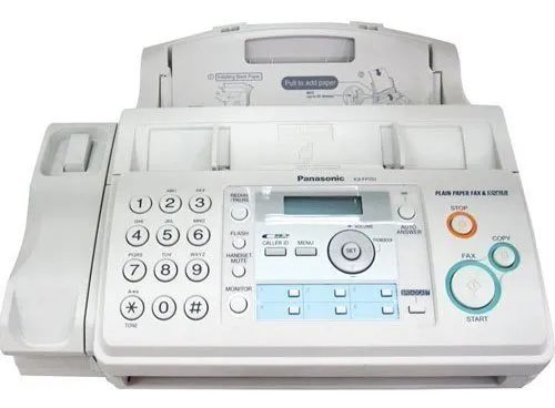 Bảng điều khiển và bàn phím máy fax Panasonic KX-FP701, minh họa cách sử dụng các nút chức năng để cài đặt và gửi fax.
