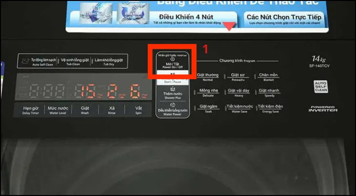 Người dùng đang nhấn nút Power (Nguồn) để khởi động máy giặt Hitachi, bước đầu tiên trong quy trình sử dụng cơ bản.