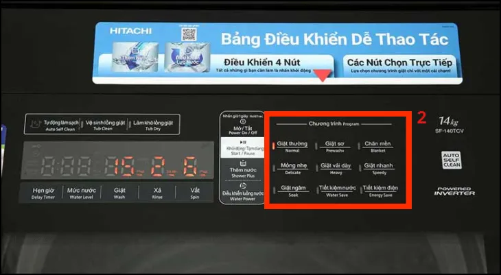 Bàn tay đang thao tác chọn chương trình giặt phù hợp trên bảng điều khiển của máy giặt Hitachi, tối ưu cho từng loại vải và mức độ bẩn.