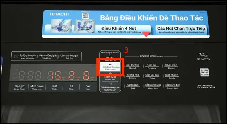 Nhấn nút Start/Pause (Khởi động/Tạm dừng) trên máy giặt Hitachi để bắt đầu chu trình giặt đã chọn, sau khi đã cân đồ và hiển thị lượng bột giặt.