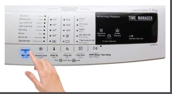 Chọn chương trình giặt phù hợp rồi bấm nút Start trên máy giặt Electrolux 6.5kg