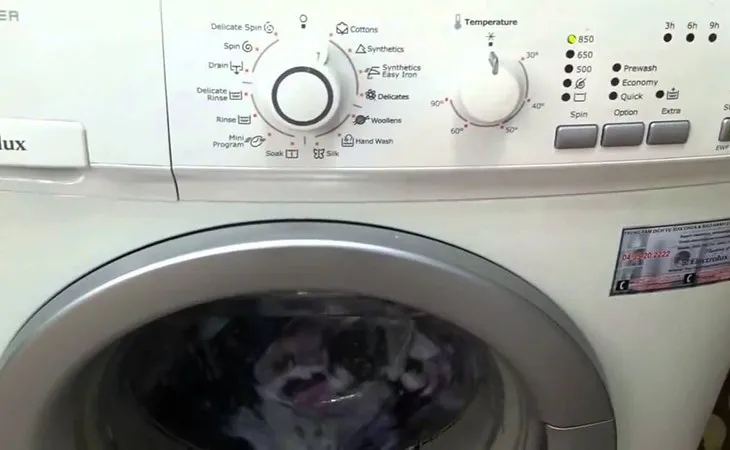 Sử dụng chế độ vắt độc lập trên máy giặt Electrolux 6.5kg giúp quần áo của bạn nhanh khô hơn