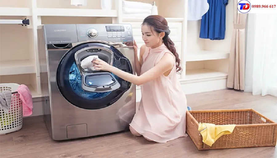 Máy giặt Samsung cửa trước với bảng điều khiển rõ ràng và các nút chức năng