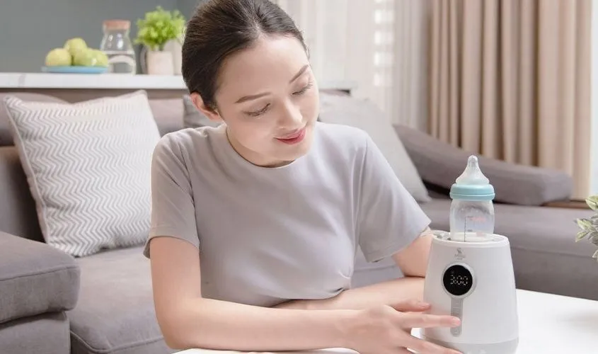 Giao diện máy hâm sữa Moaz BéBé với các nút chức năng sấy khô và hâm nóng.