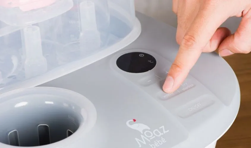 Bình sữa đang được hâm nóng an toàn trong máy hâm sữa Moaz BéBé, đảm bảo nhiệt độ chuẩn.