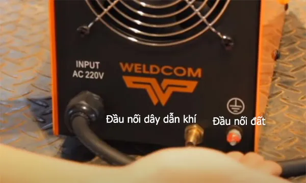 Mặt sau của máy hàn Tig với các cổng kết nối khí và dây nối đất
