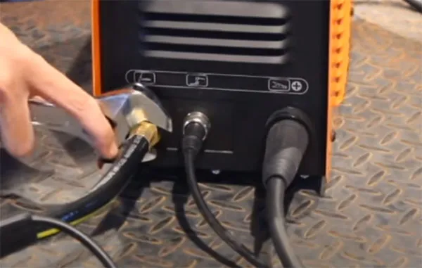 Vặn chặt mối nối điện cực hàn bằng mỏ lết để tránh rò rỉ khí