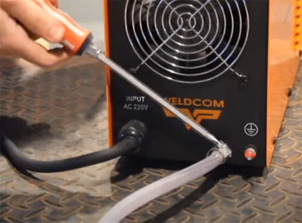 Dùng tua vít để lắp vặn chặn dây khí vào máy hàn TIG