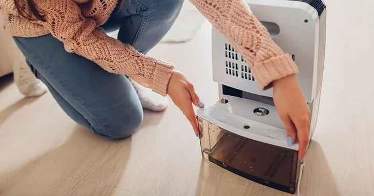 Vệ sinh định kỳ bộ lọc và các bộ phận của máy hút ẩm giúp duy trì hiệu suất làm việc tối ưu