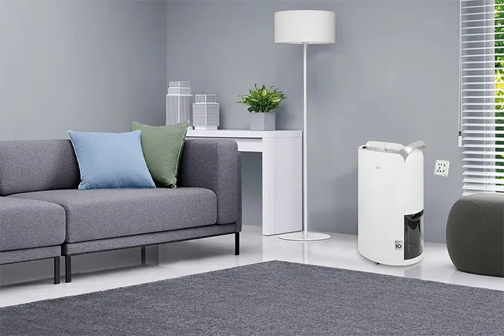 Cắm dây nguồn máy hút ẩm LG Dual Inverter 16L MD16GQSE0.ABAE vào ổ điện an toàn, bước đầu tiên để sử dụng máy hút ẩm đúng cách