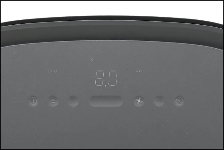 Nhấn nút nguồn để khởi động máy hút ẩm Electrolux EDH12TRBD2, bắt đầu quá trình hút ẩm hiệu quả