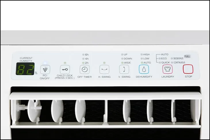 Người dùng điều chỉnh mức độ ẩm mong muốn trên máy hút ẩm Sharp DW-D20A-W, phù hợp với từng không gian và mục đích sử dụng máy hút ẩm đúng cách