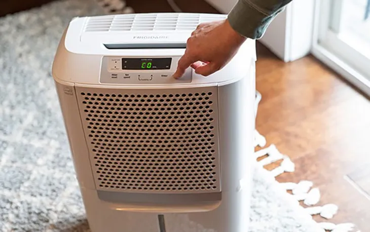 Tắt máy hút ẩm đúng cách khi không cần sử dụng để tiết kiệm năng lượng và kéo dài tuổi thọ thiết bị