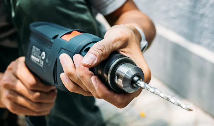 Điều chỉnh chức năng đảo chiều quay của máy khoan Bosch