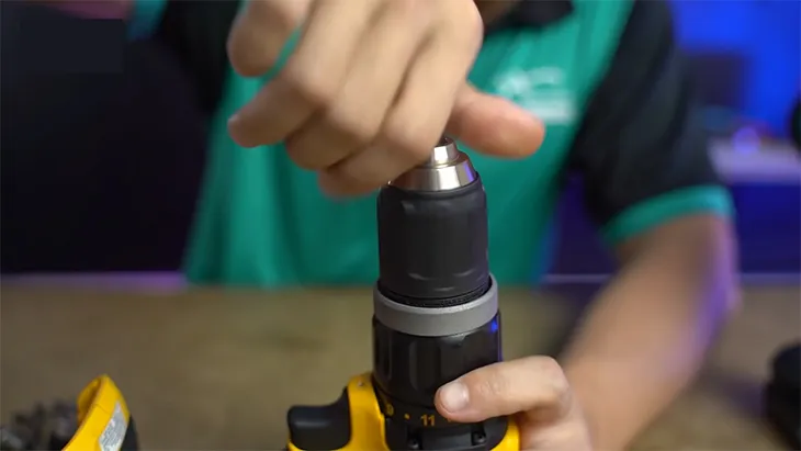 Hướng dẫn thay lắp đầu kẹp mũi khoan của máy khoan Bosch