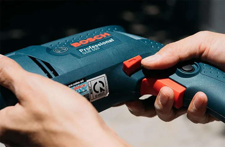 Minh họa thao tác bật/tắt máy khoan Bosch và cách sử dụng khóa công tắc an toàn