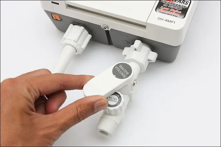 Điều chỉnh lưu lượng nước bằng cách vặn khóa trên máy nước nóng Panasonic DH 3RP2, tăng hoặc giảm áp lực nước