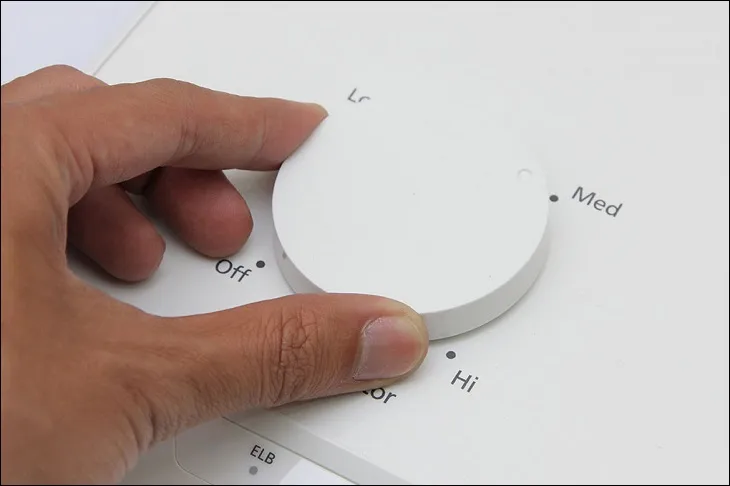 Xoay nút điều chỉnh để thiết lập nhiệt độ nước nóng phù hợp trên máy nước nóng Panasonic DH 3RP2