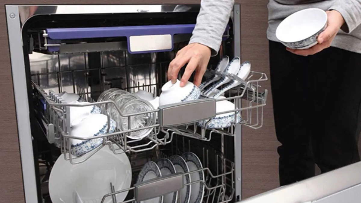 Máy rửa bát Panasonic NP-TH2 với thiết kế cửa mở xuống tiện lợi