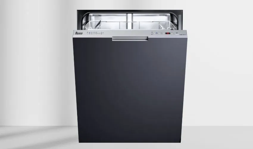 Các vật dụng không nên cho vào máy rửa bát, bao gồm đồ mạ vàng, thủy tinh cao cấp và đồ nhựa không chịu nhiệt, giúp người dùng tránh hư hại tài sản khi áp dụng cách sử dụng máy rửa bát Teka.