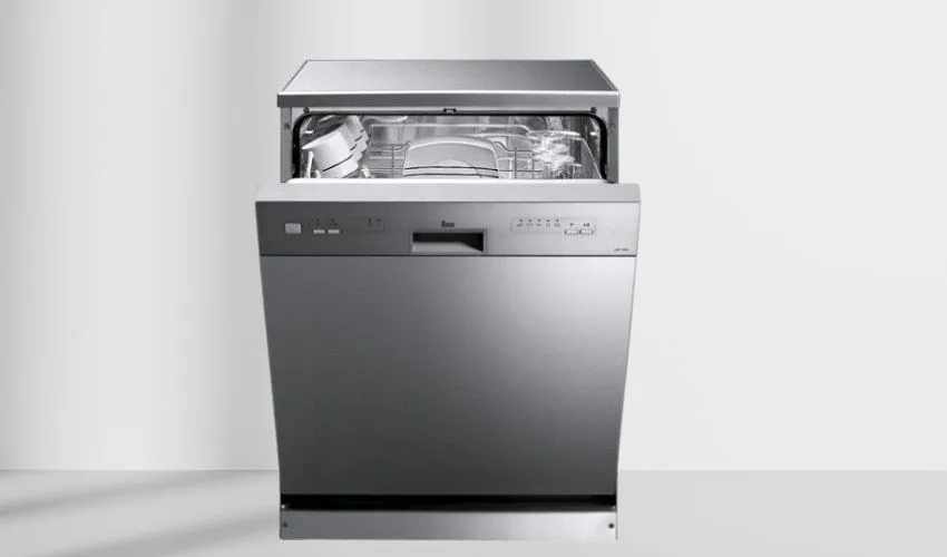 Các lưu ý an toàn và mẹo bảo dưỡng máy rửa bát Teka, bao gồm vệ sinh định kỳ và không mở cửa khi máy đang hoạt động, là những hướng dẫn quan trọng về cách sử dụng máy rửa bát Teka.