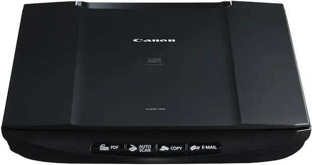 ''Hình ảnh máy scan Canon LiDE 220 và tài liệu đang được quét, minh họa cách sử dụng máy scan Canon LiDE 220 hiệu quả''
