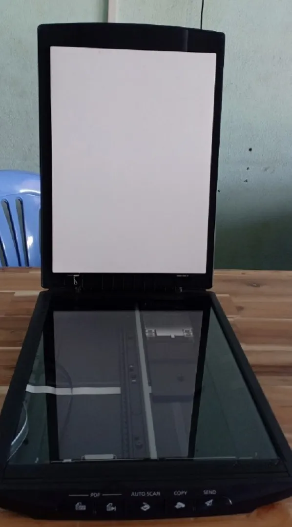 ''Tổng quan về thiết kế và các nút chức năng trên máy scan Canon LiDE 220, hỗ trợ người dùng tìm hiểu cách sử dụng máy scan Canon LiDE 220''