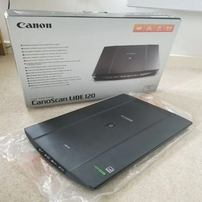 ''Vị trí đặt máy scan Canon LiDE 220 theo chiều dọc, thể hiện tính năng tiết kiệm không gian và hướng dẫn cách sử dụng máy scan Canon LiDE 220''