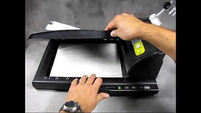 ''Cổng kết nối USB của máy scan Canon LiDE 220, minh họa thao tác kết nối để bắt đầu cách sử dụng máy scan Canon LiDE 220''