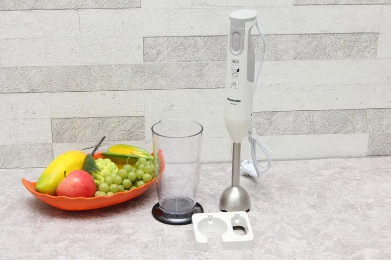 Máy xay cầm tay Panasonic PASO-MX-GS1WR nhỏ gọn, tiện lợi cho việc xay trực tiếp trong cốc, hỗ trợ cách sử dụng máy xay sinh tố panasonic linh hoạt.