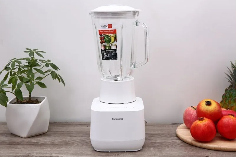 Máy xay sinh tố đa năng Panasonic MX-MG53C1CRA với thiết kế sang trọng, minh họa các tính năng an toàn và cối xay tiện lợi.