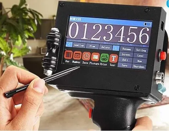 Người dùng thao tác trên màn hình cảm ứng của máy in date cầm tay để thiết lập nội dung in