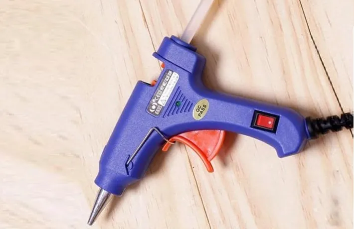 Cách nạp que keo nến vào khe phía sau máy bắn keo