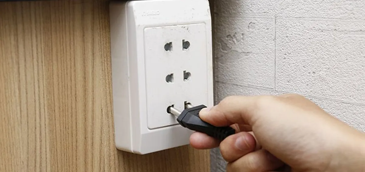 Cắm dây máy bắn keo vào ổ điện và đặt đứng thẳng