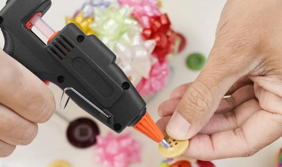 Sử dụng máy bắn keo nến để sửa chữa và trang trí quần áo