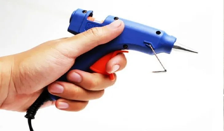 Bóp cò máy bắn keo nhẹ nhàng để dán keo lên vật liệu