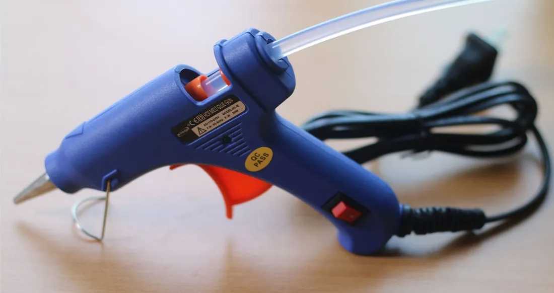 Chờ đợi keo nến nóng chảy hoàn toàn trước khi sử dụng máy bắn keo