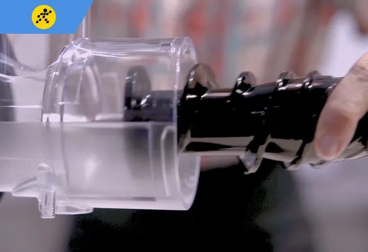 Hướng dẫn cách lắp trục ép vào khoang tiếp nguyên liệu của máy ép hoa quả chậm trục ngang