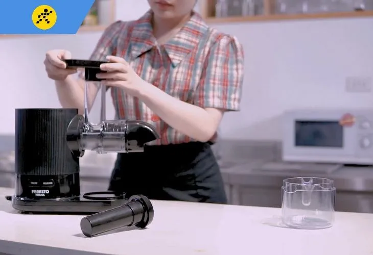 Hoàn thiện lắp đặt máy ép hoa quả chậm trục ngang: Gắn phễu và các phụ kiện cần thiết