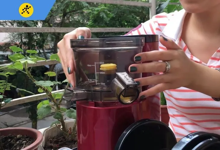 Bước 1 trong cách lắp máy ép hoa quả chậm trục đứng: Lắp bộ lọc vào đúng vị trí