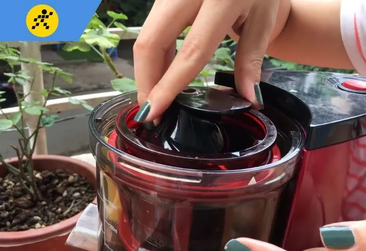 Đặt cụm cối ép đã lắp vào phần động cơ chính của máy ép hoa quả chậm