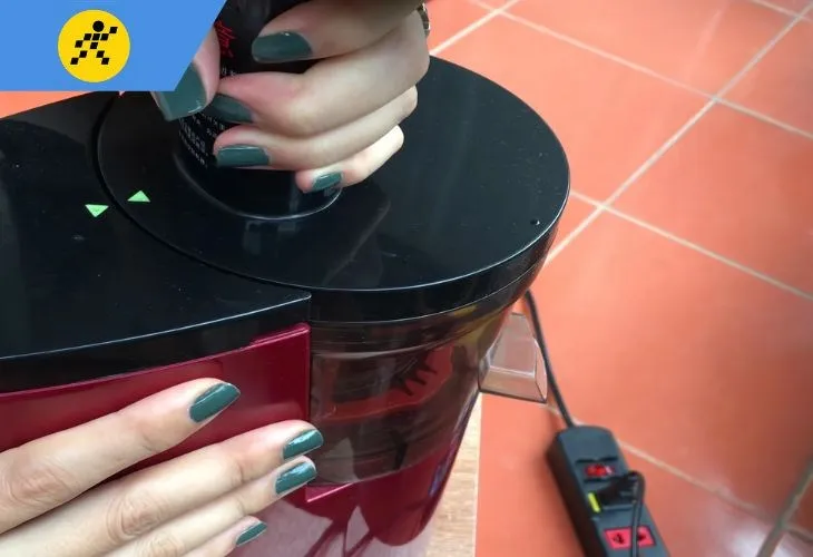 Hoàn thiện cách lắp máy ép hoa quả chậm: Gắn trục ép và ống tiếp nguyên liệu vào đúng vị trí