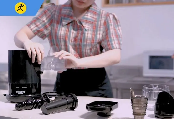 Bước đầu tiên trong cách lắp máy ép hoa quả chậm trục ngang: Gắn khoang tiếp nguyên liệu