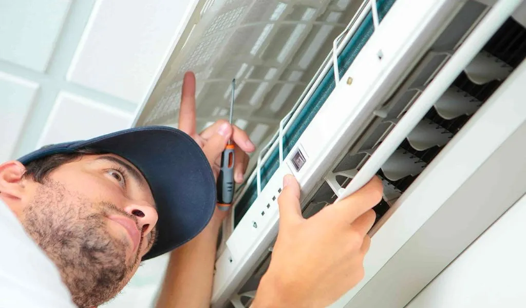 Thao tác tháo dỡ các bộ phận bên trong cục lạnh của máy điều hòa Toshiba