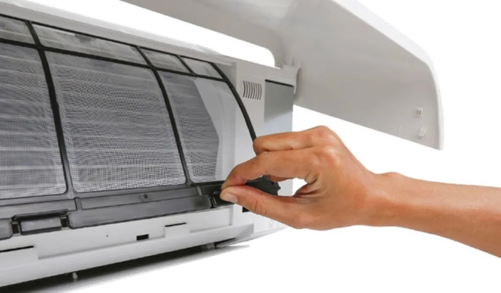 Kỹ thuật viên đang kiểm tra và bảo dưỡng máy lạnh Toshiba, nhấn mạnh sự cẩn trọng