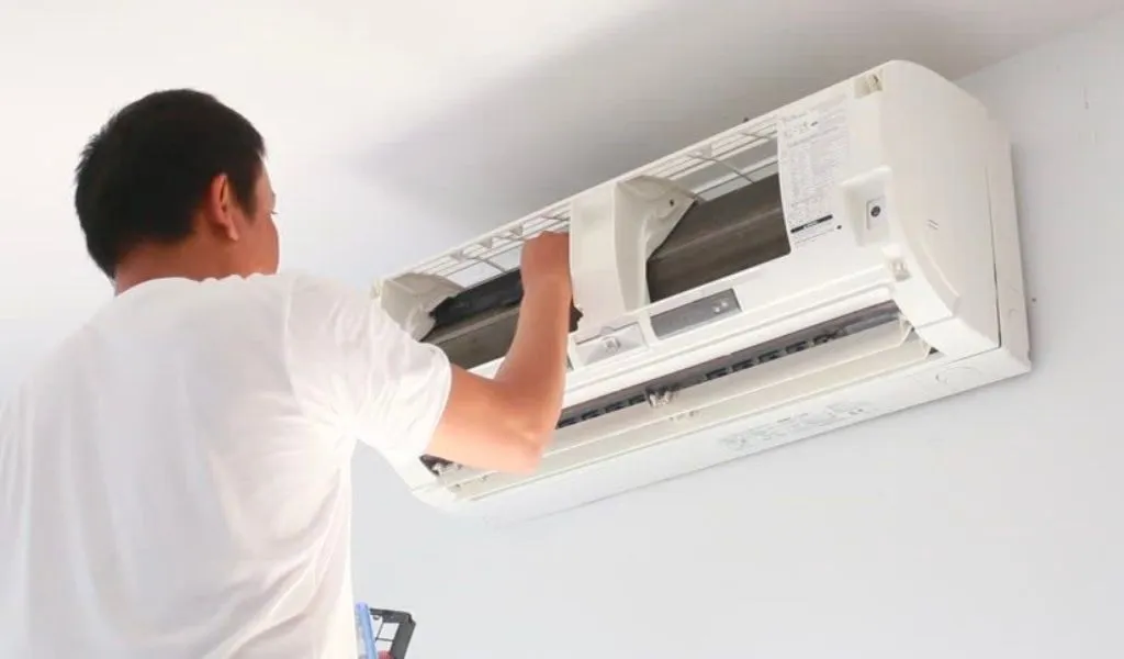 Thợ điện lạnh kiểm tra đường ống gas trên cục nóng điều hòa Toshiba trước khi tháo dỡ.