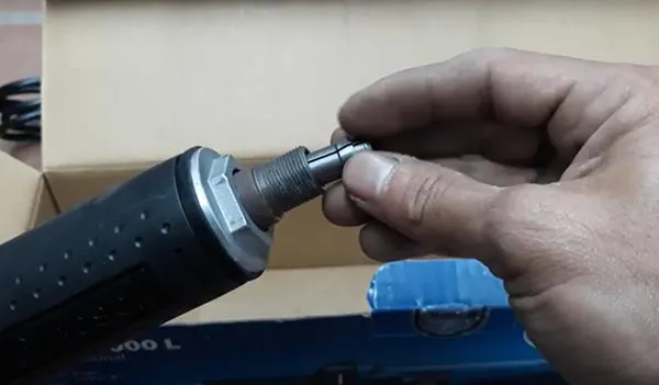 Bước đầu tiên lắp chuôi vào mâm cặp của máy mài thẳng