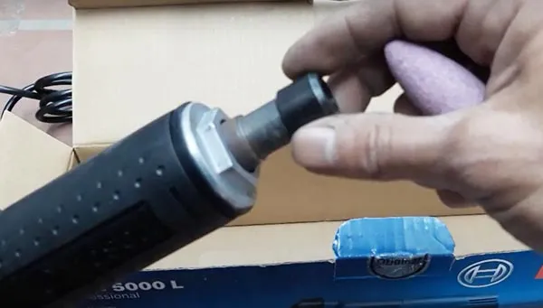 Siết chặt đai ốc chặn bằng tay trong quy trình lắp phụ kiện máy mài